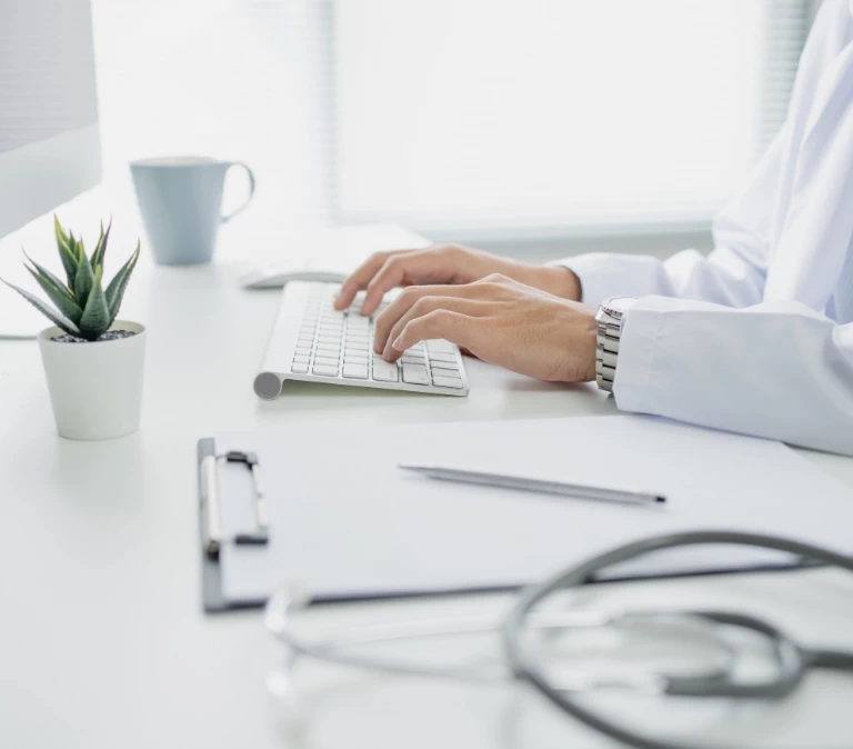 lekarz przy komputerze