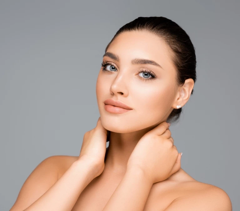 kobieta dotykająca swojego karku