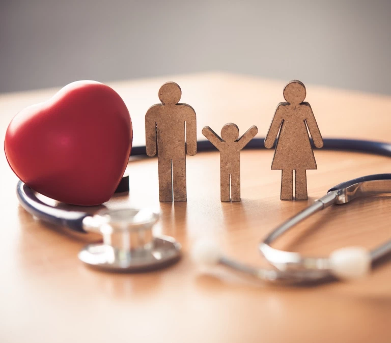 drewniane ludziki i&nbsp;stetoskop